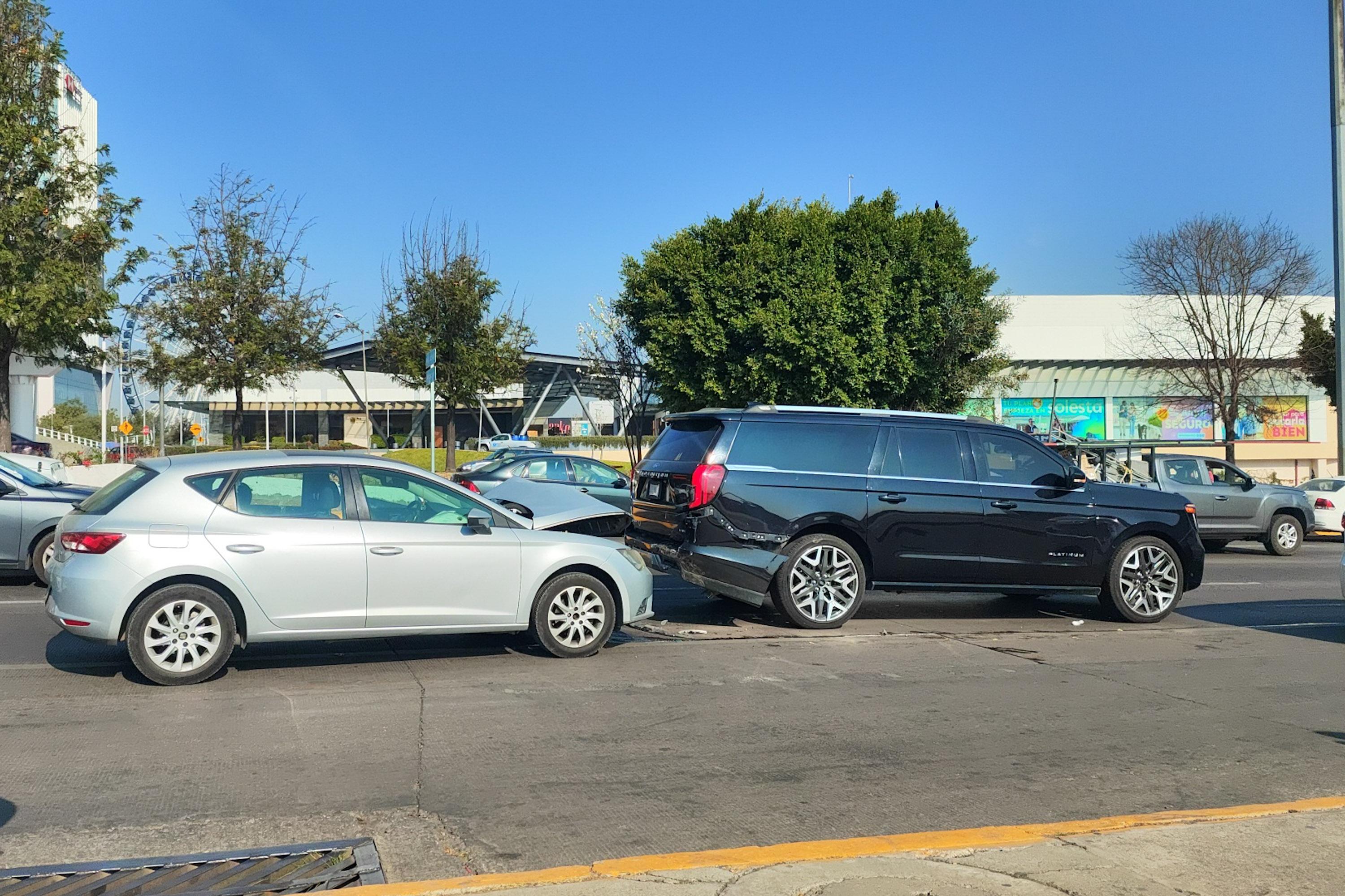 Choque en Vía Atlixcáyotl provoca ligero tráfico en la zona.