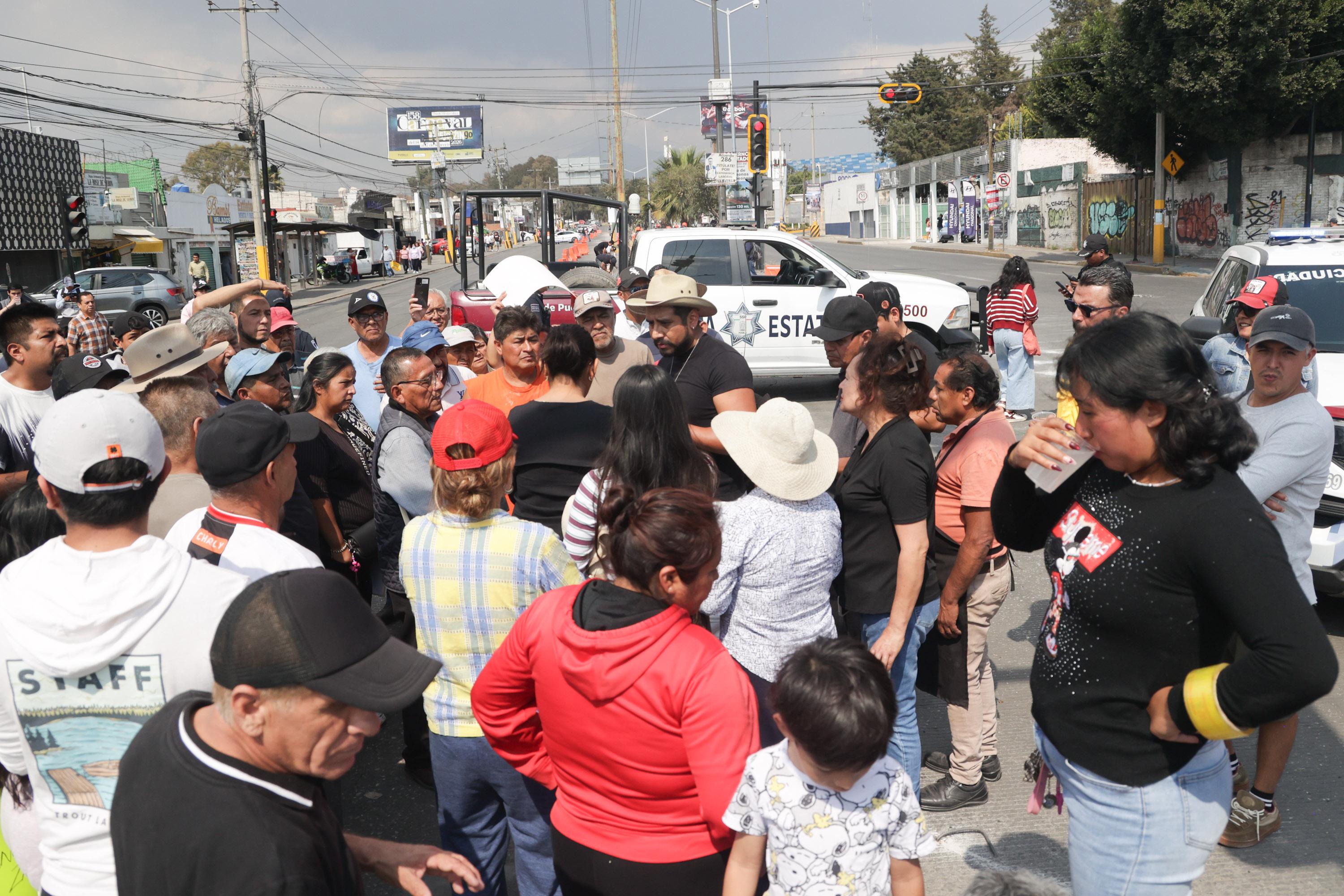 Manifestación de vecinos en Calzada Ignacio Zaragoza, cerraron la vialidad.