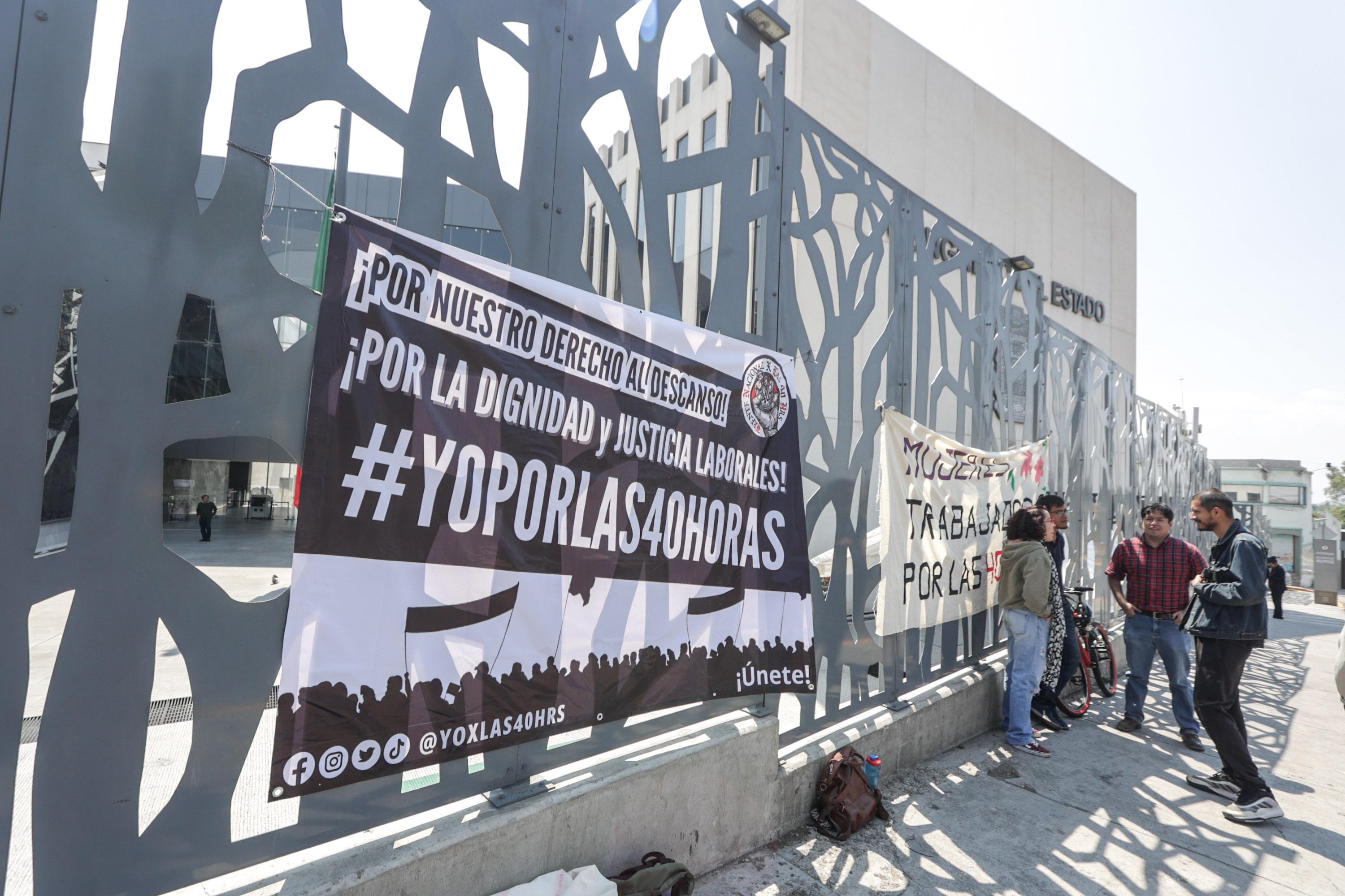 Jóvenes se manifiestan en el Congreso de Puebla por la jornada laboral de 40 horas.
