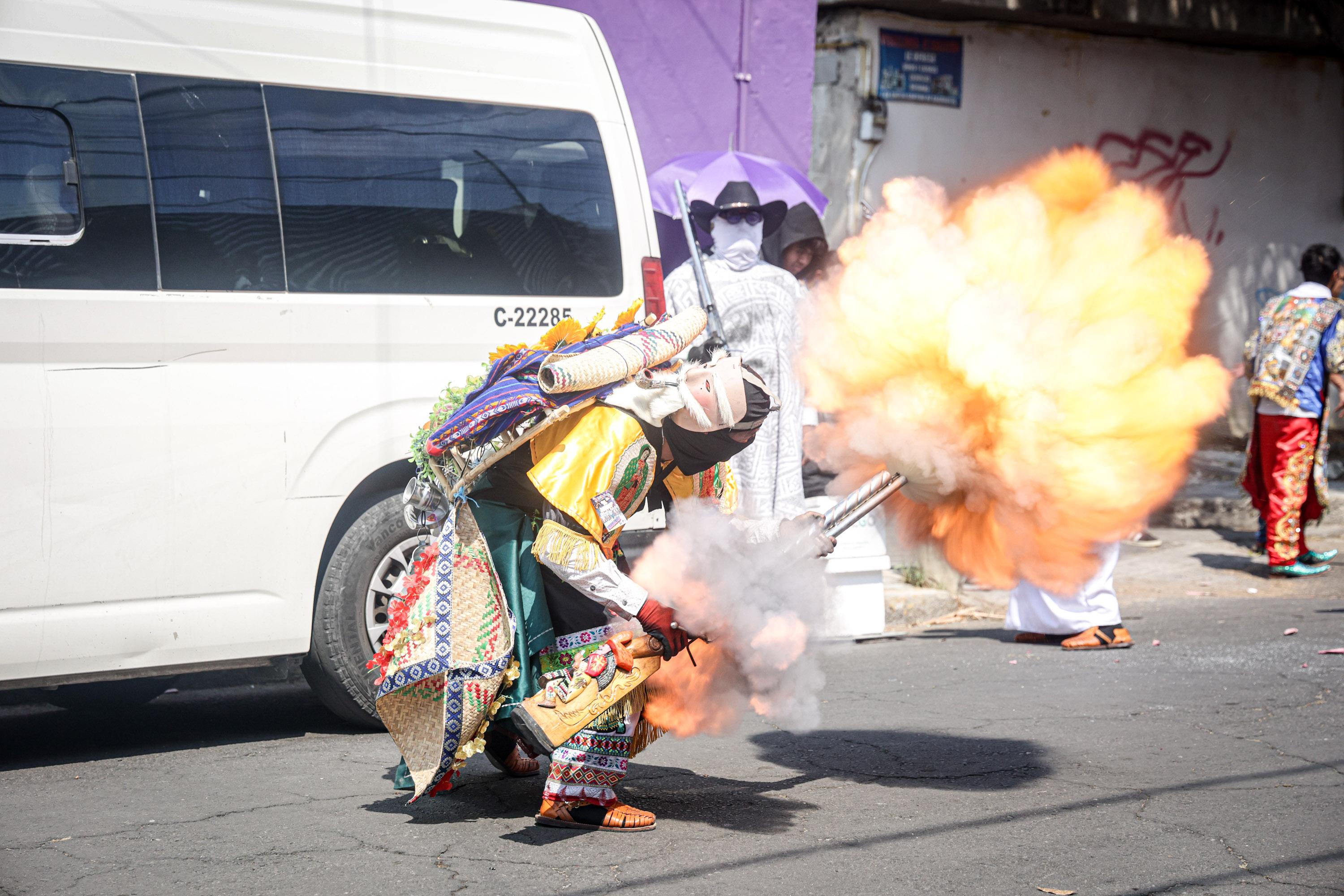 Habitantes celebran el Carnaval de San Baltazar Campeche en Puebla.