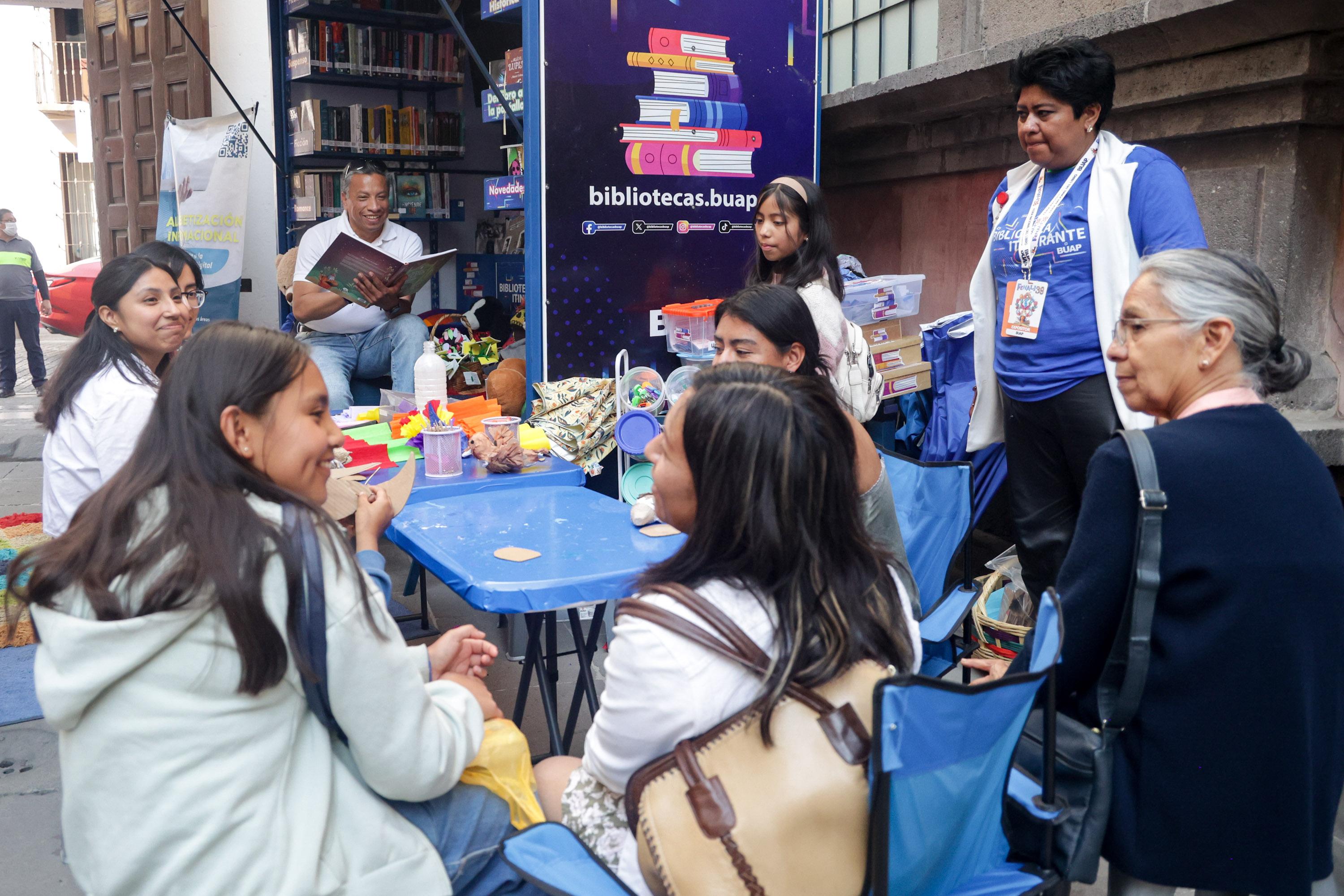 Biblioteca Itinerante de la BUAP incentiva la lectura en la FENALI.