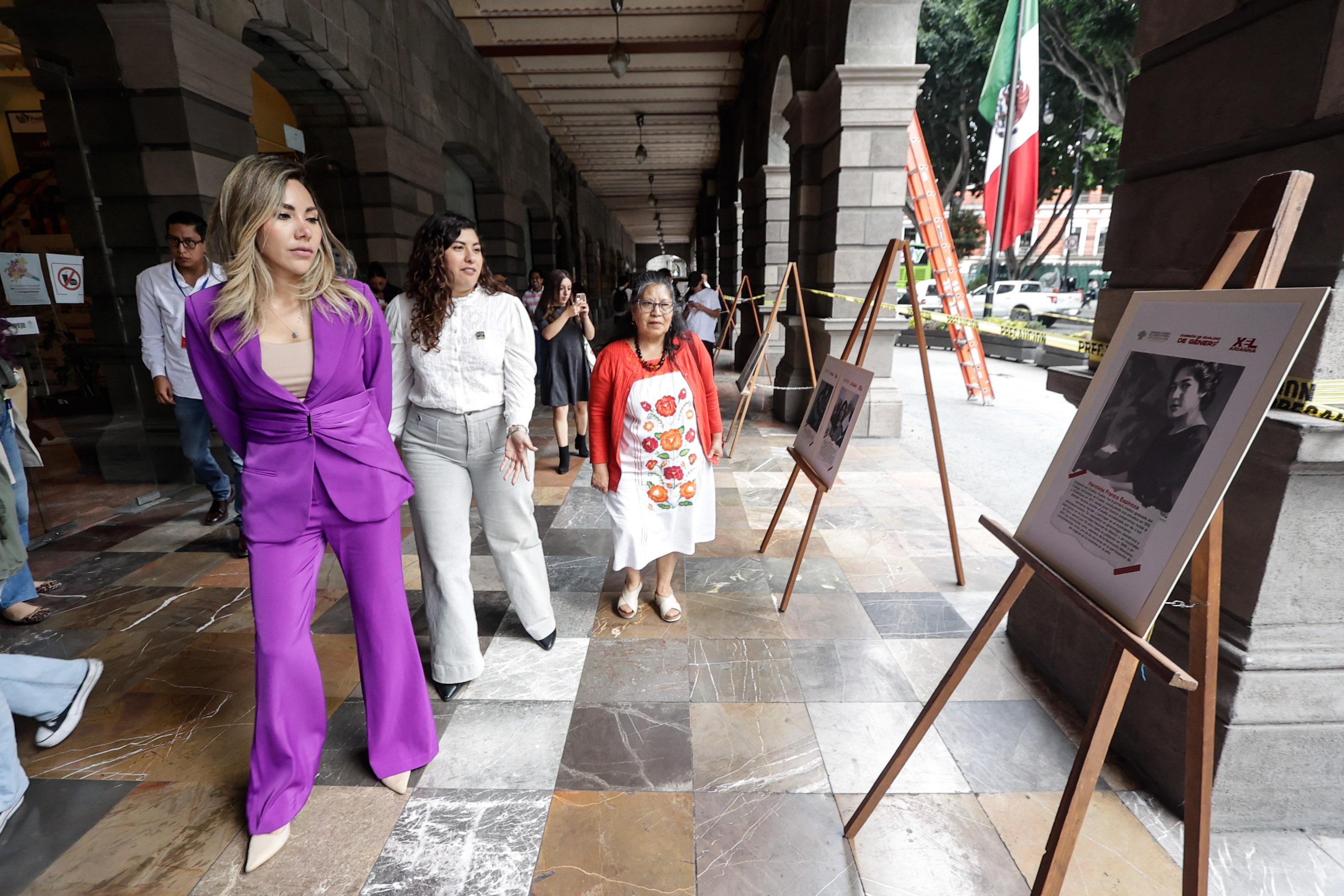 Exposición “Las que abrieron camino” en el zócalo de Puebla.