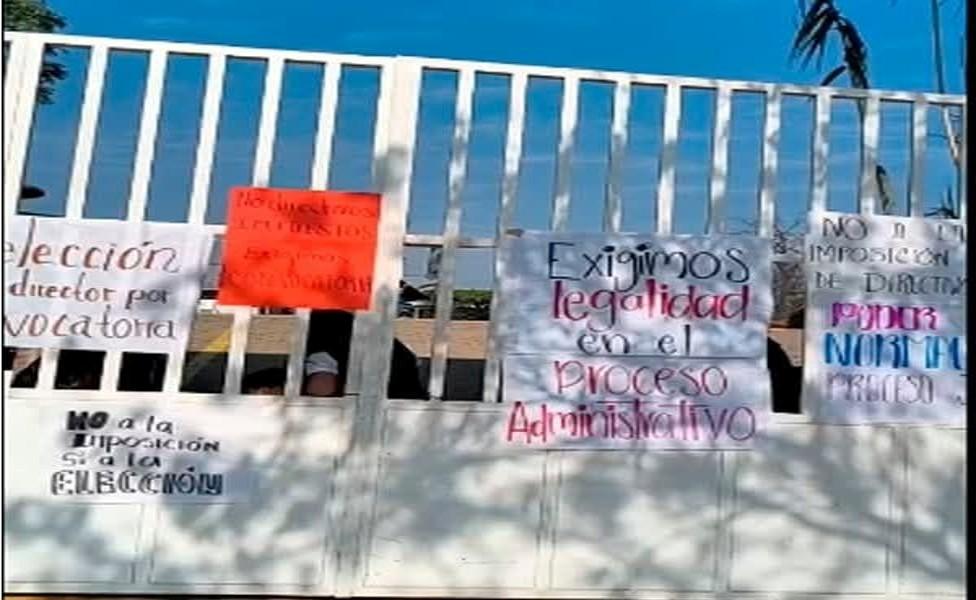 En la Normal de Acatlán rechazan la imposición de Guadalupe Bárcenas.