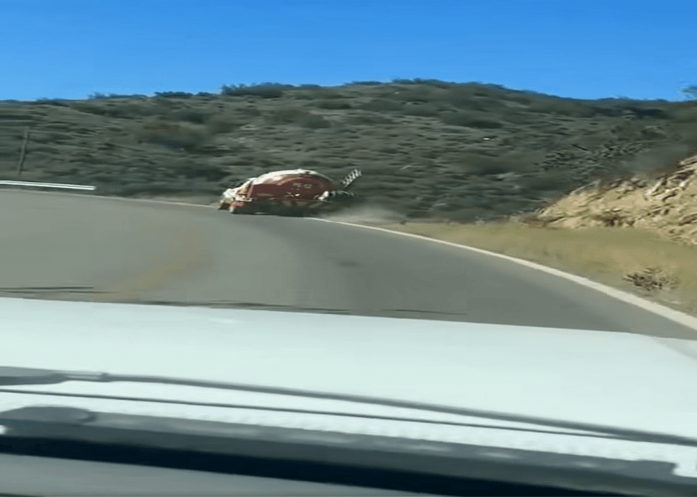 Pipa se va directo a un barranco en la Tehuacán-Huajuapan.