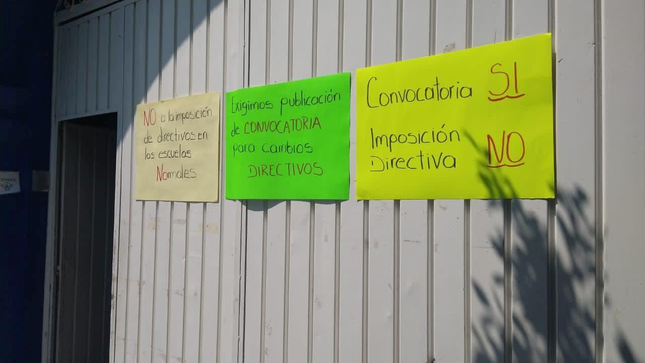 Docentes rechazan la imposición de directivos en la Normal de Chiautla.