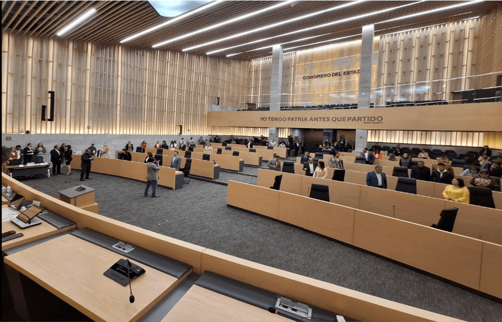 Congreso del Estado de Puebla avala fin a pensiones doradas de exfuncionarios públicos.