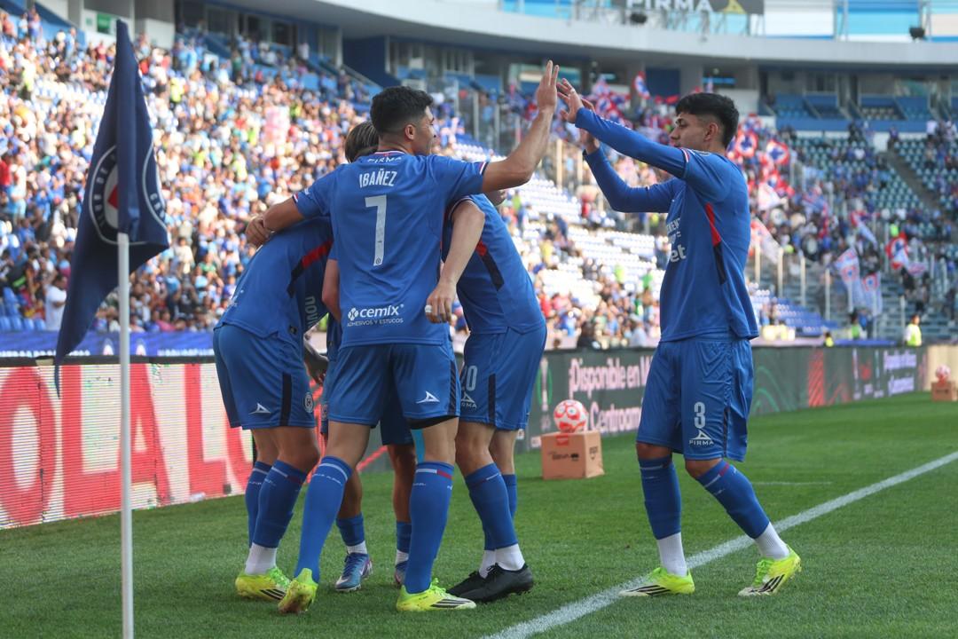 Cruz Azul golea a San Luis y sigue encarrilado en la cima.