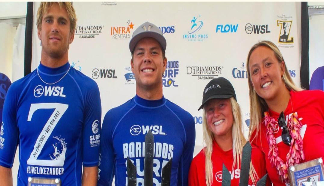 Surfistas mexicanos Enzo Ackermann y Alan Cleland Jr. en el podio en Barbados.