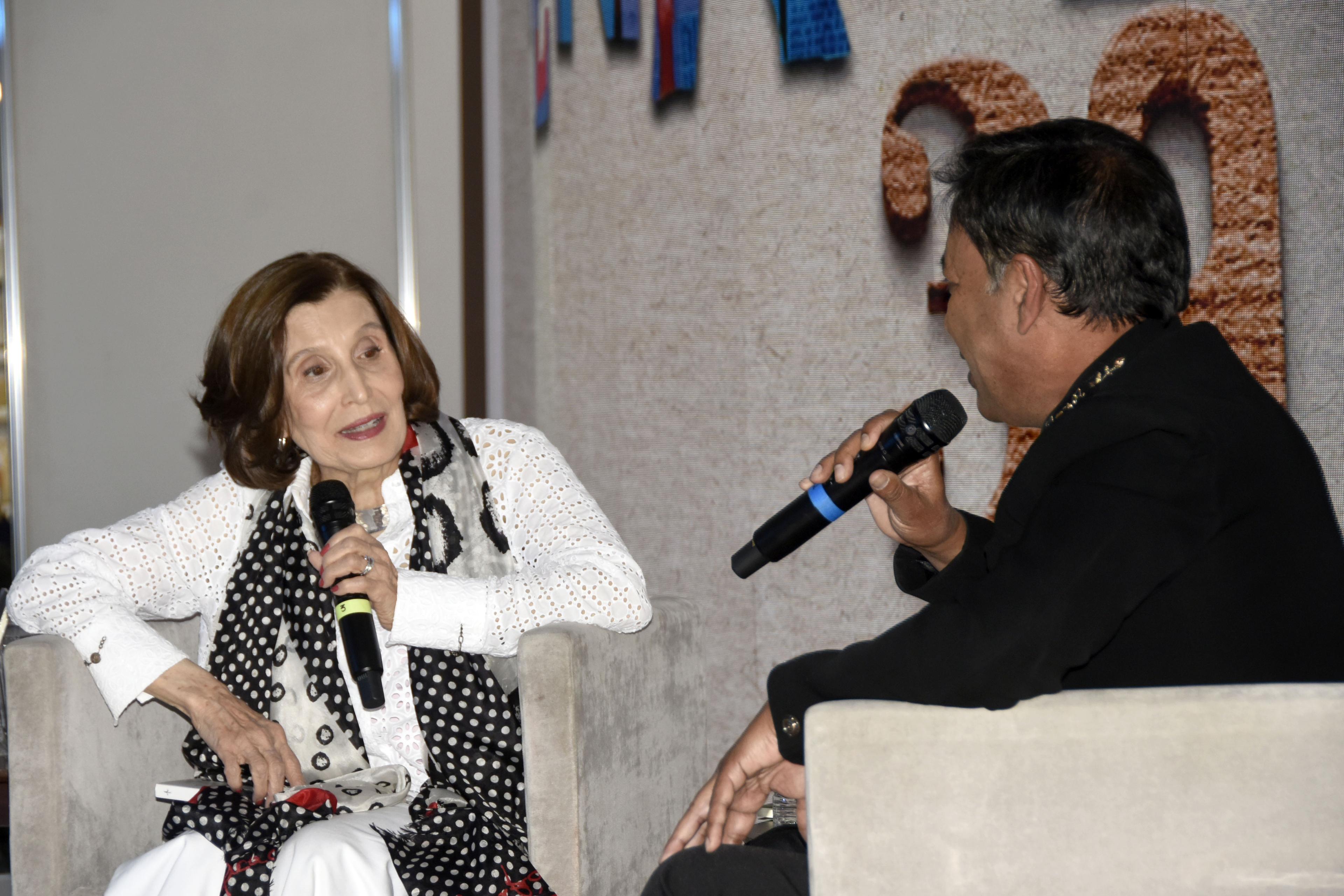 Ángeles Mastretta y el traductor Anisuz Zaman presentan obras en la FENALI.