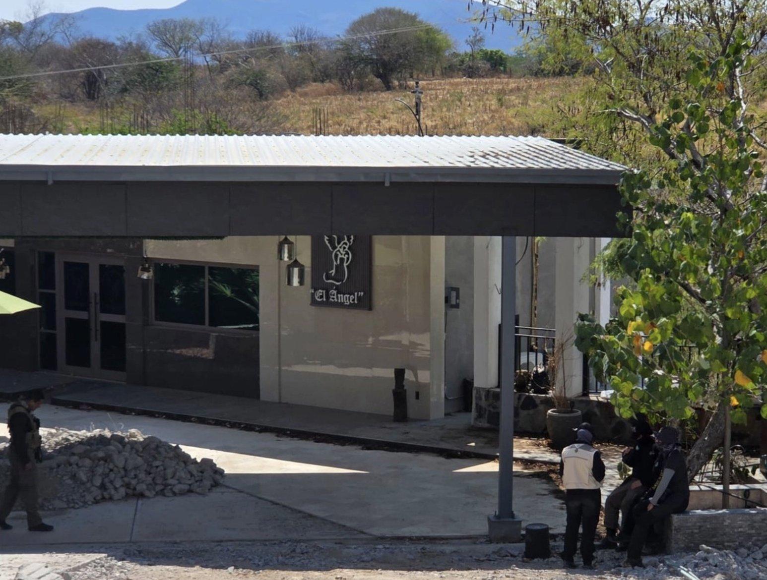 Localizan restos óseos en funeraria El Ángel, en Iguala, Guerrero.