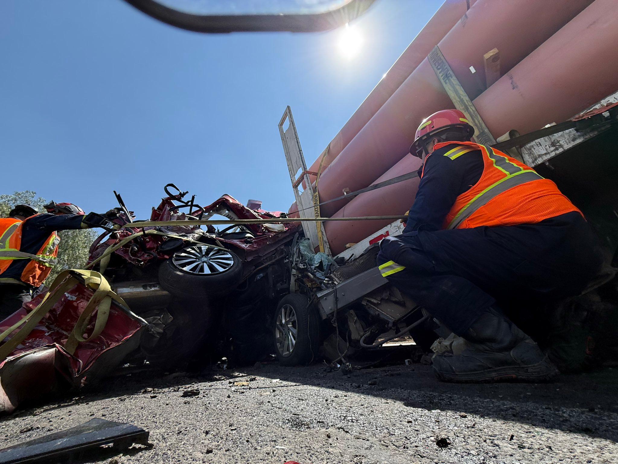 Dos muertos y 15 heridos, deja carambola en la carretera 57 de Querétaro.