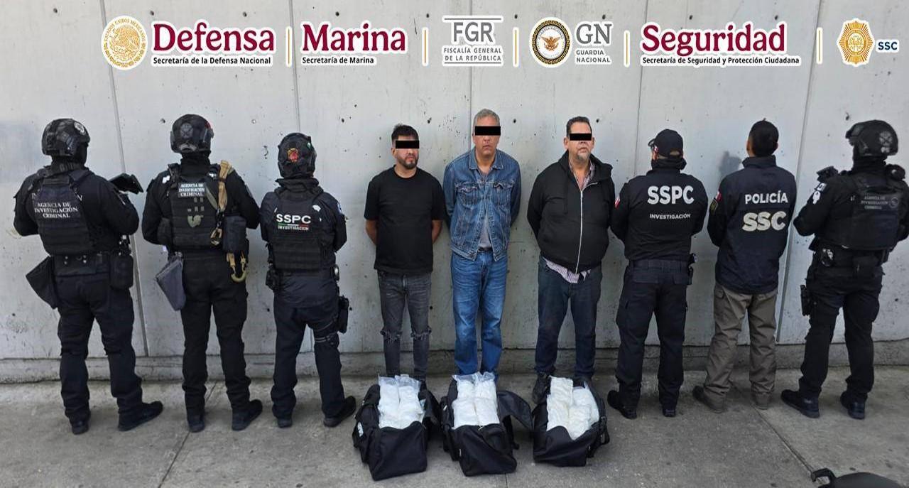 Detienen a tres personas y aseguran 50 kilos de metanfetamina en la Ciudad de México.