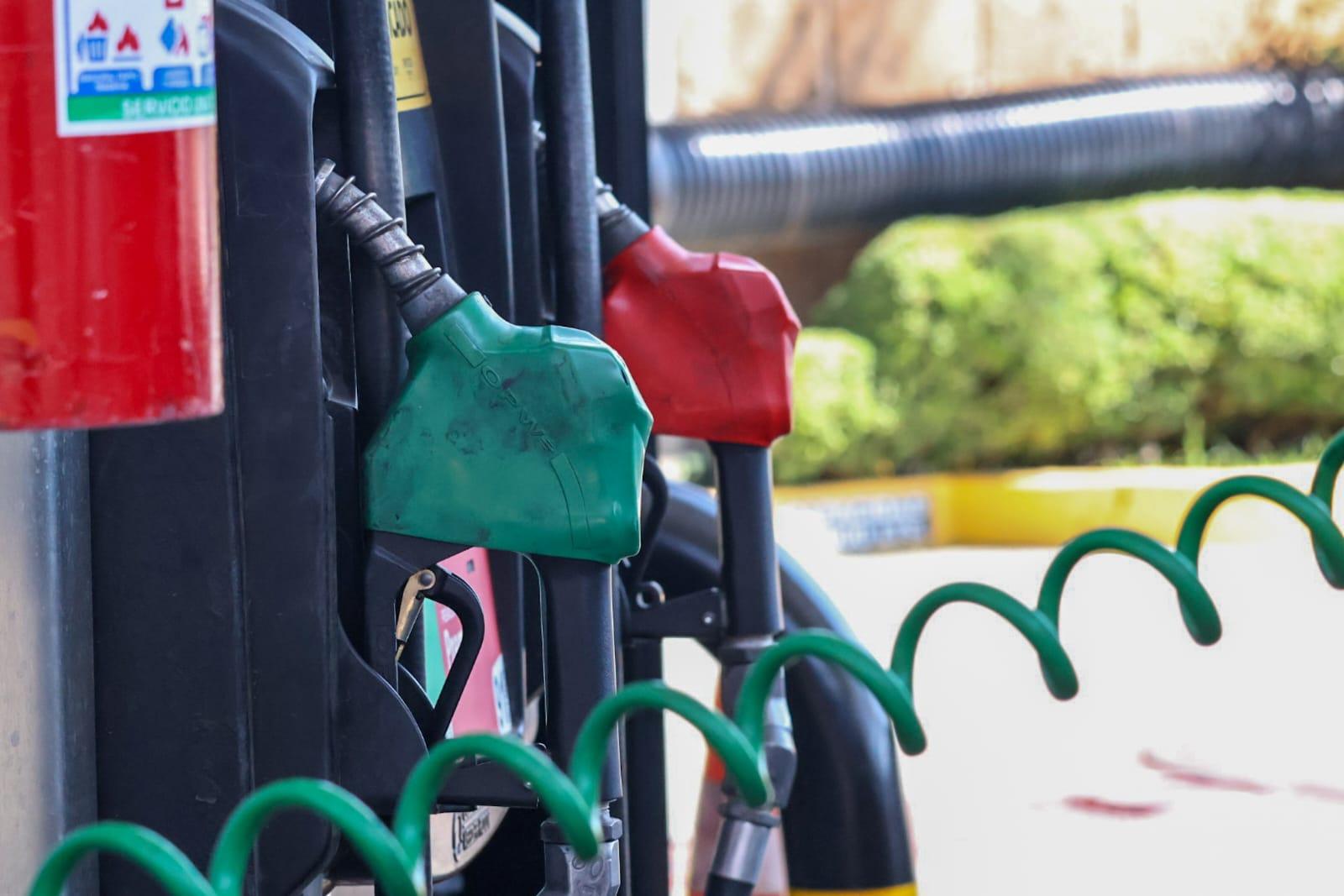 México acuerda mantener gasolina regular por debajo de 24 pesos por litro.