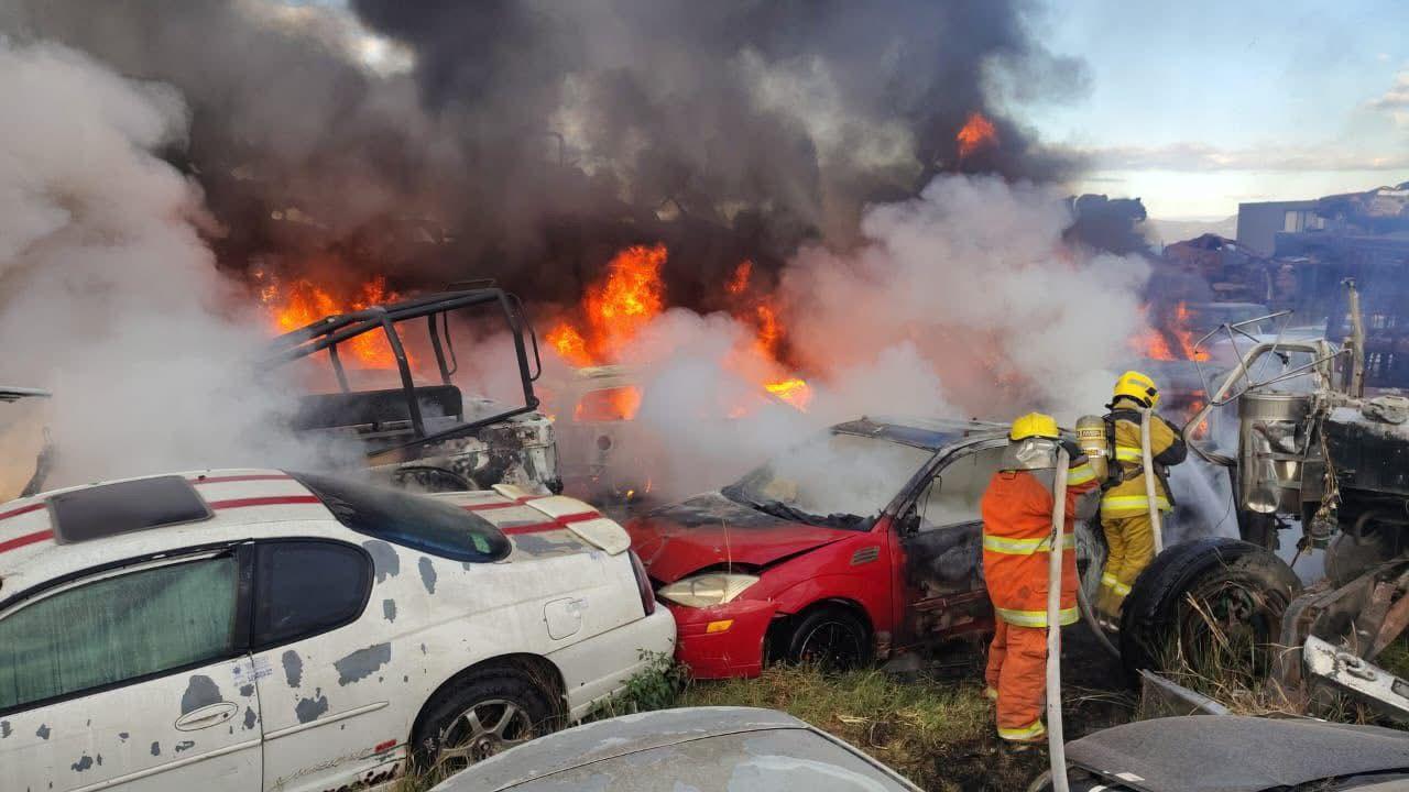 Un total de 59 vehículos siniestrados dejó incendio en Cuautlancingo.