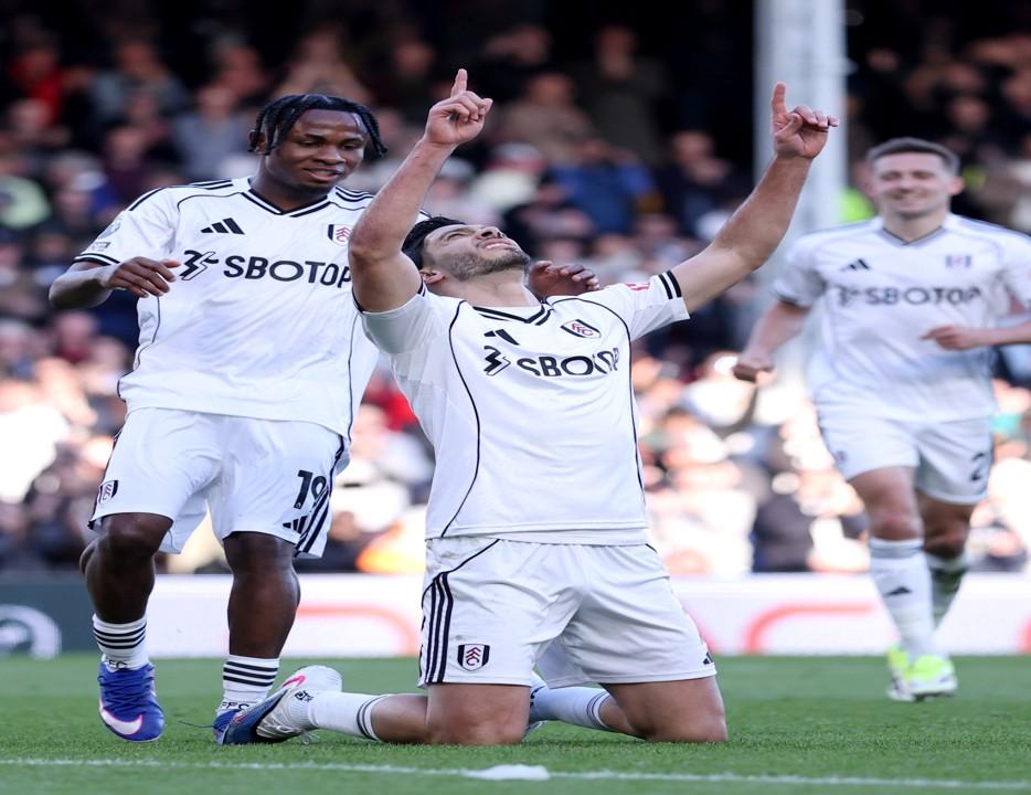 Raúl Jiménez marca en la victoria del Fulham sobre el Burnley.