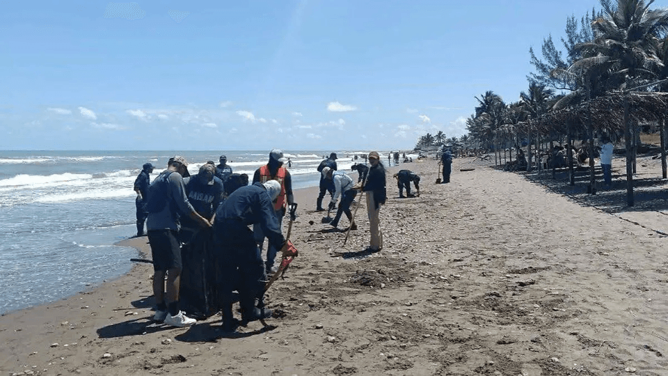 Derrame de hidrocarburo ya llegó a playas de Tamaulipas.