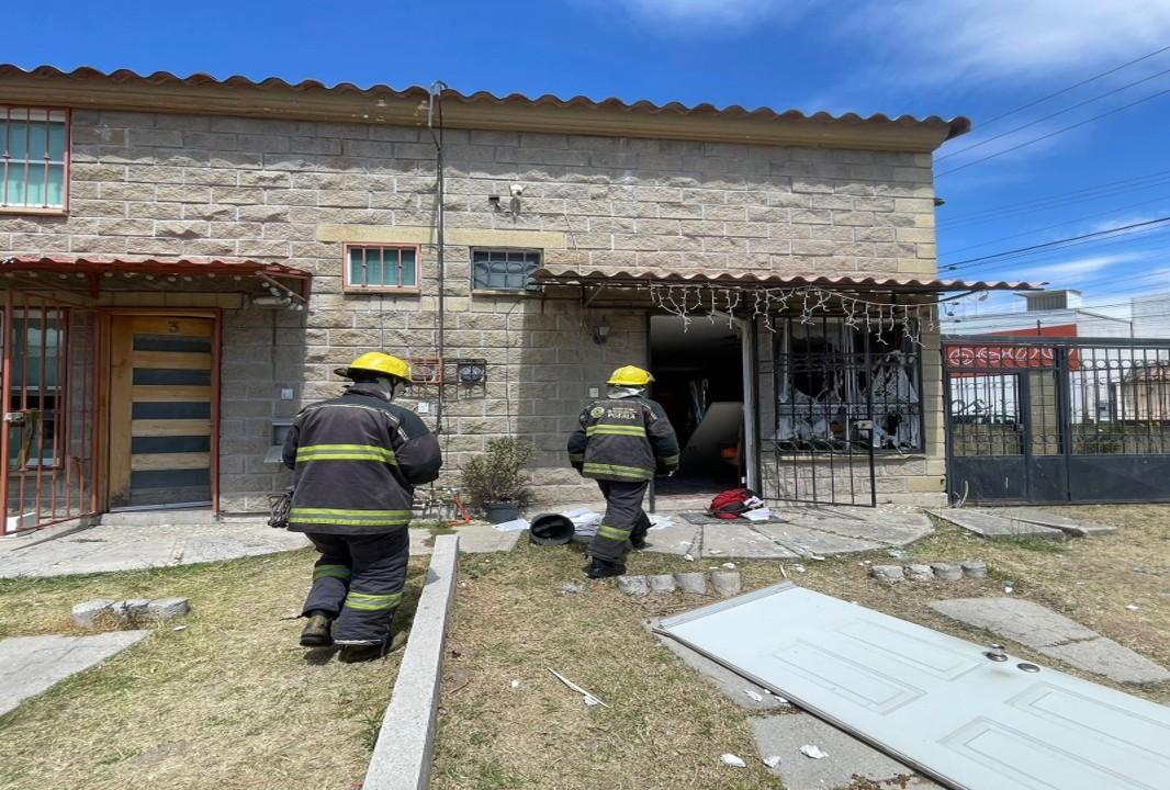 Explosión por acumulación de gas deja una persona lesionada en Geo Villas Castillotla.