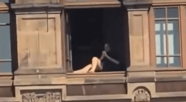 mujer-piernas-palacio