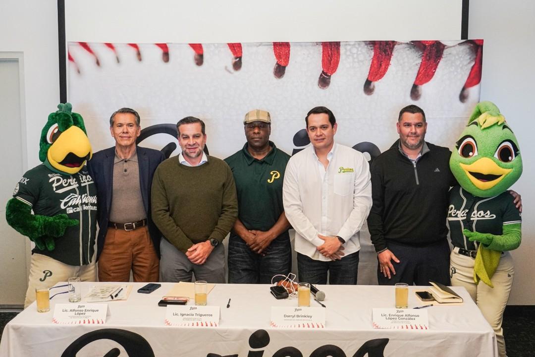 Pericos de Puebla presenta a su nuevo mánager, Darryl Brinkley.