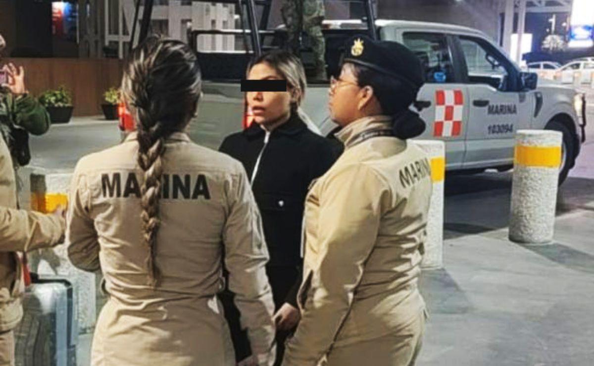 Es detenida mujer colombiana con 14 frascos de cocaína en el AICM.