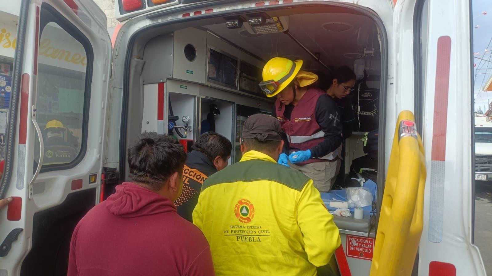 Explosión de tanque de gas lesiona a una mujer en la ciudad de Puebla.