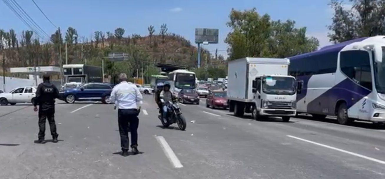 Taxistas realizaron este lunes 13 un bloqueo en la México-Pachuca.