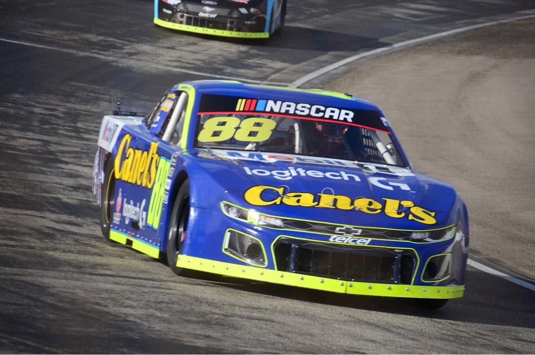 El líder García Jr. emprende camino rumbo a la victoria en NASCAR México.