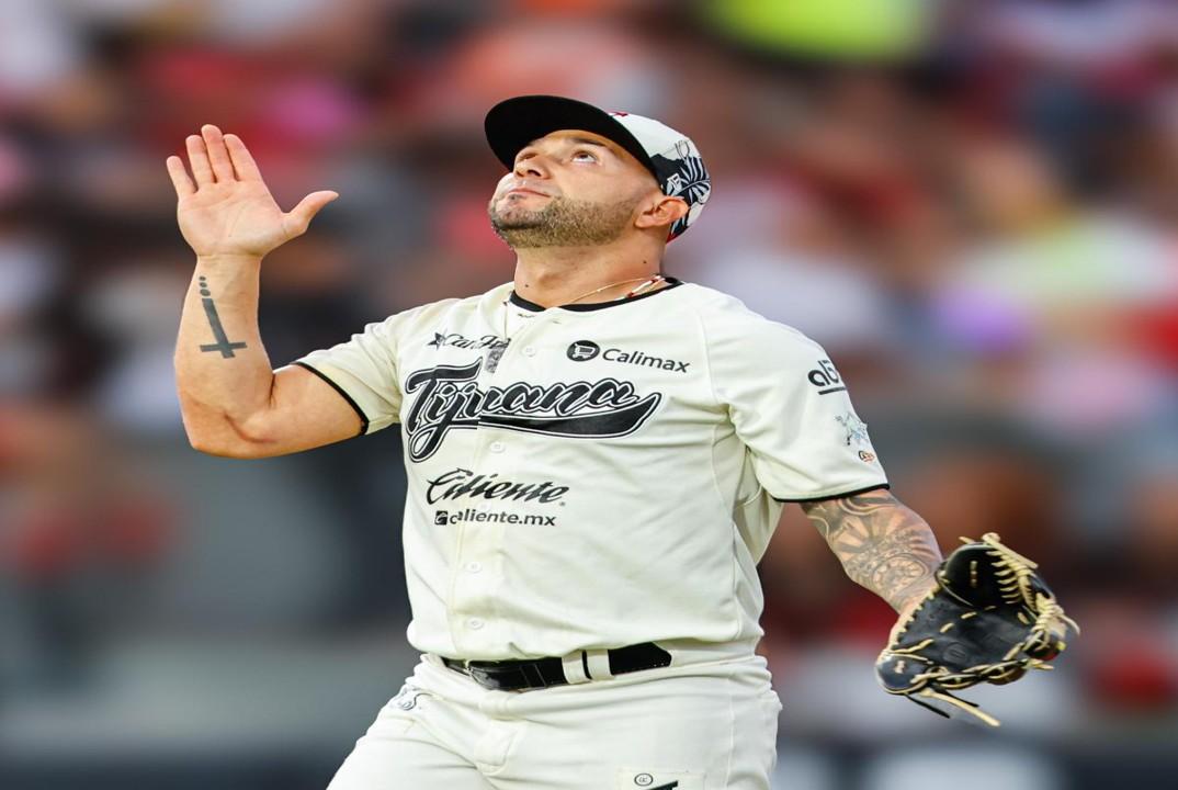 El pitcher venezolano, Silvino Bracho, se viste de verde.