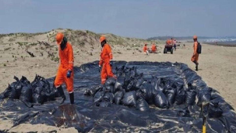 Exigen PRI y MC comparecencia del director de Pemex por derrame en el Golfo de México.