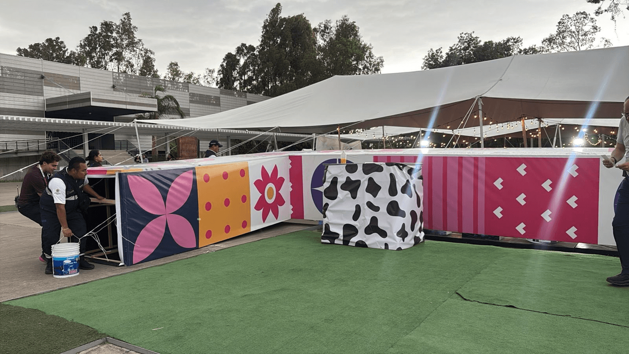 Cae estructura metálica en la Feria de Puebla, hay dos mujeres lesionadas.