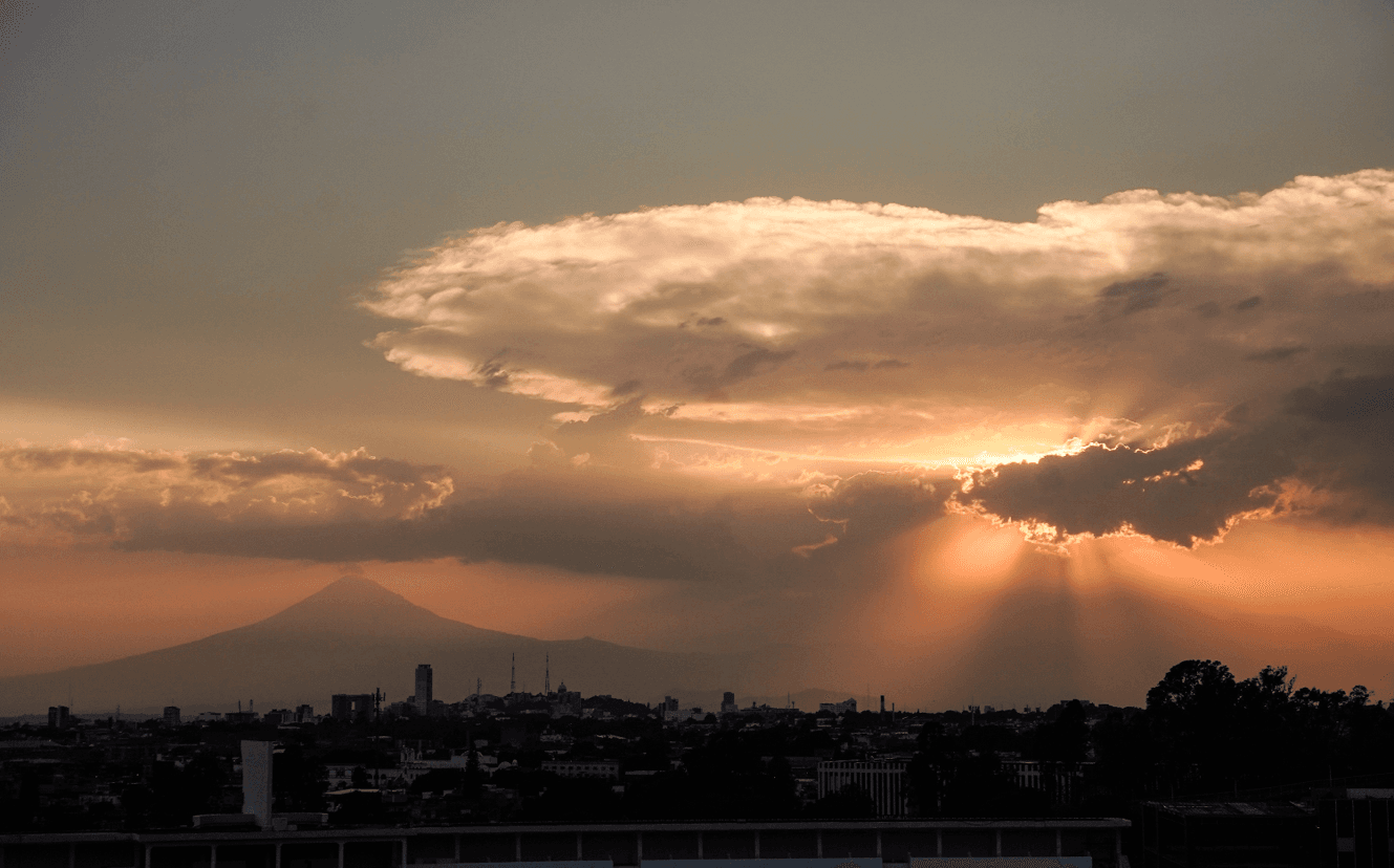 Haz de luz forma gran postal del atardecer en Puebla capital.