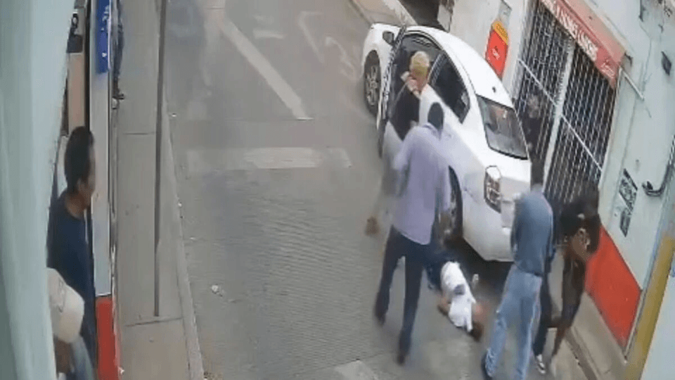 Más de 10 personas agreden a familia de dos integrantes en la Romero Vargas.