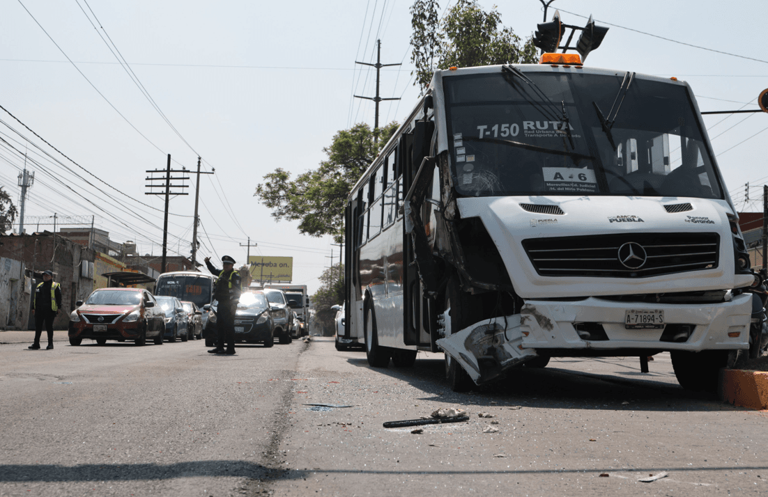 Al menos seis lesionados deja choque de alimentadora y M21 en la ciudad de Puebla.
