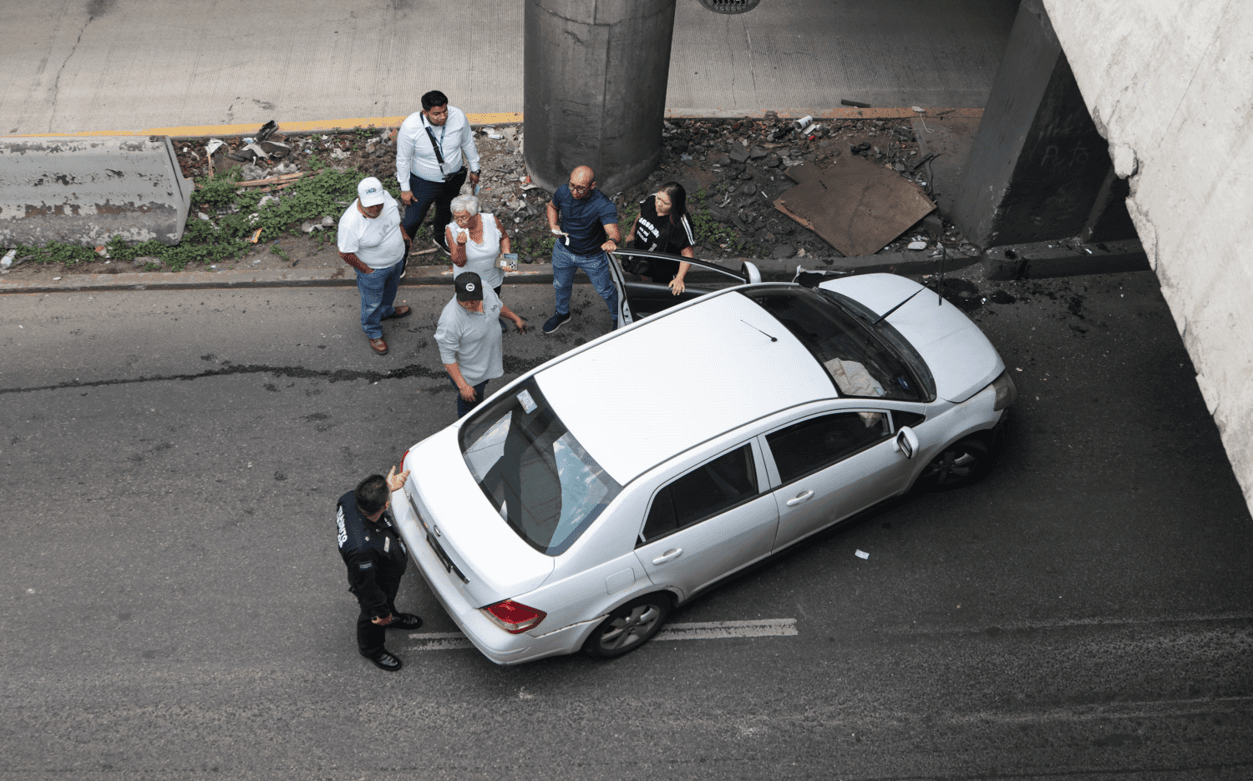 Se registra accidente en el Distribuidor Juárez-Serdán en Puebla.