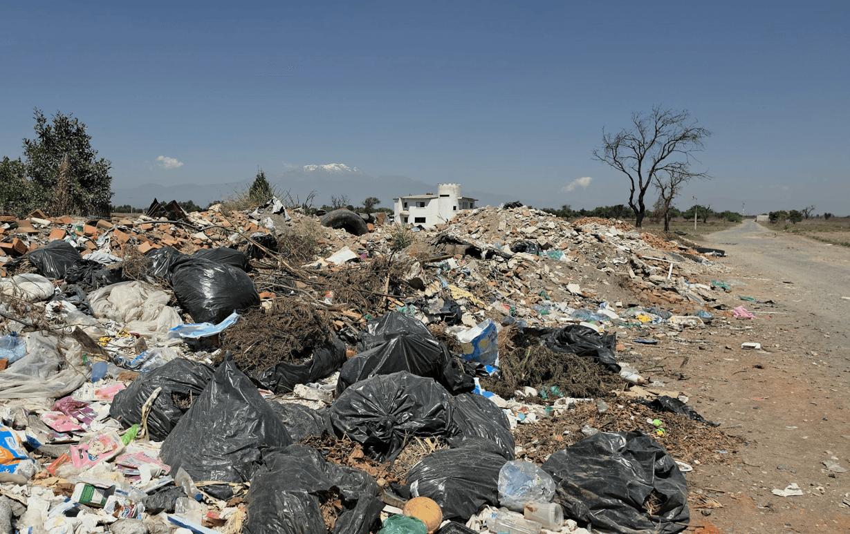 A un kilómetro y medio de la presidencia, hay un tiradero de basura en Coronango .