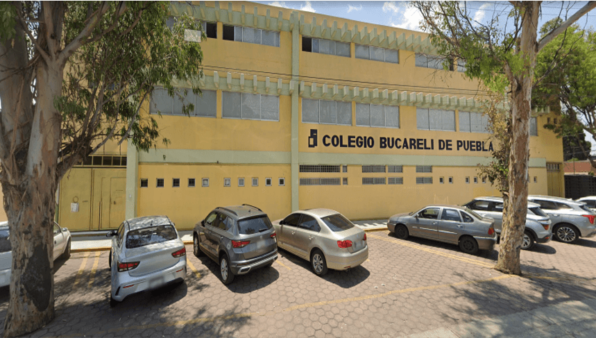 Escuela Bucareli Puebla desaloja a una alumna por adeudos de colegiaturas.
