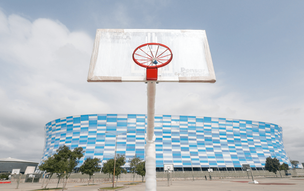 Instalan nuevas canastas de basquetbol en estacionamiento del Estadio Cuauhtémoc.