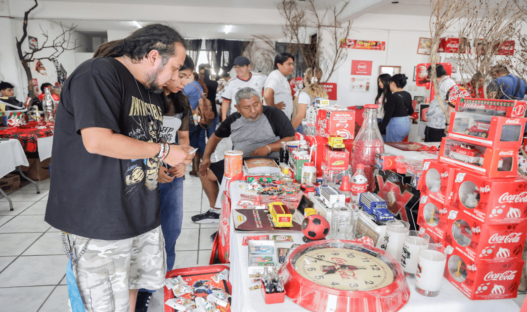 Realizan en Puebla reunión de coleccionistas de Coca-Cola.