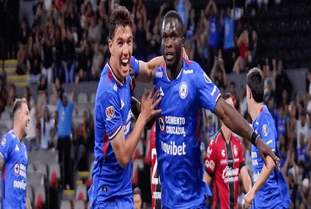 Cruz Azul saca ventaja sobre el Atlas en los últimos minutos.