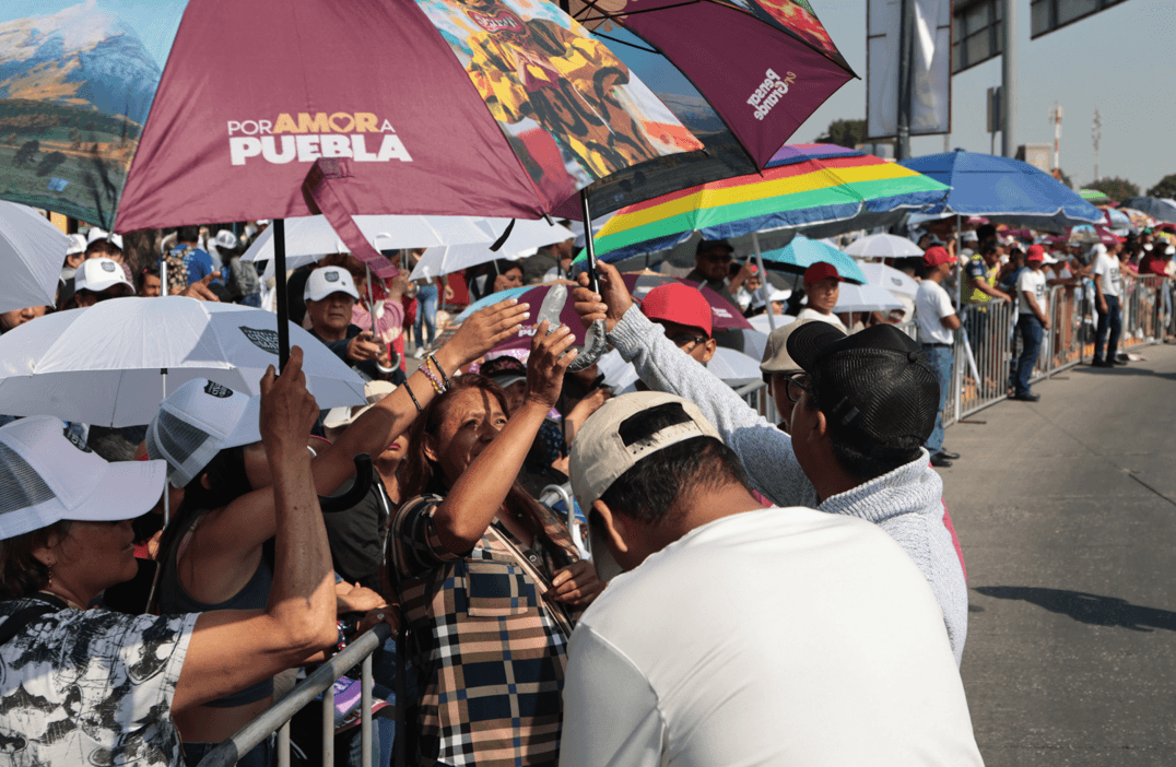 Como en vendimia, reparten y venden de todo en el Desfile del 5 de Mayo.