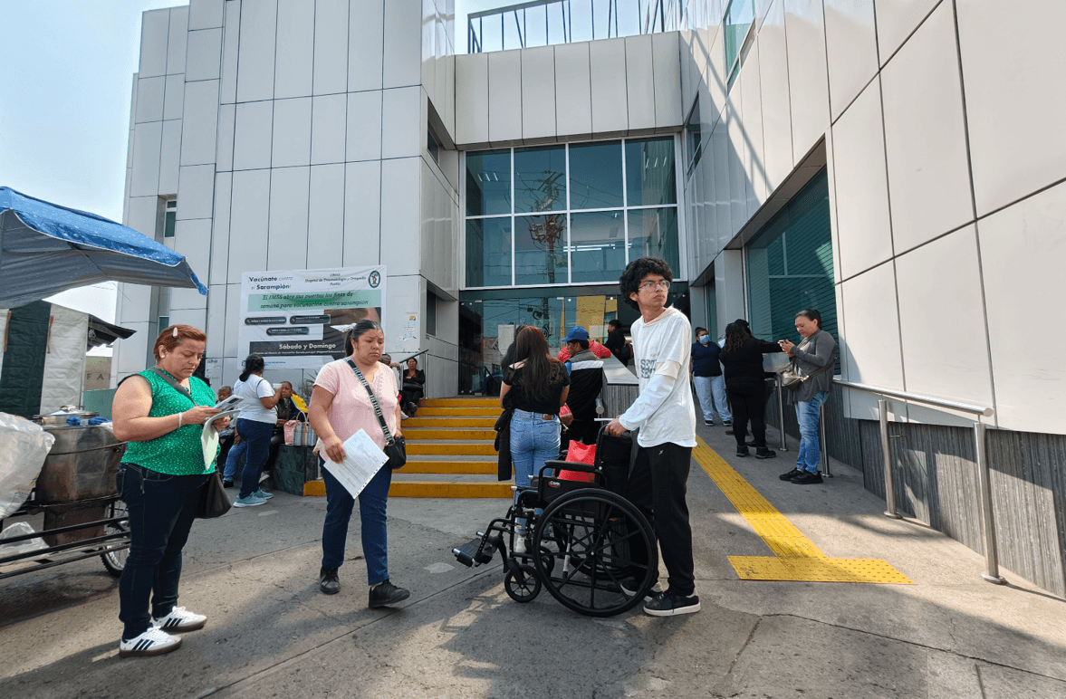Por temblor activan protocolos de seguridad en hospitales poblanos.