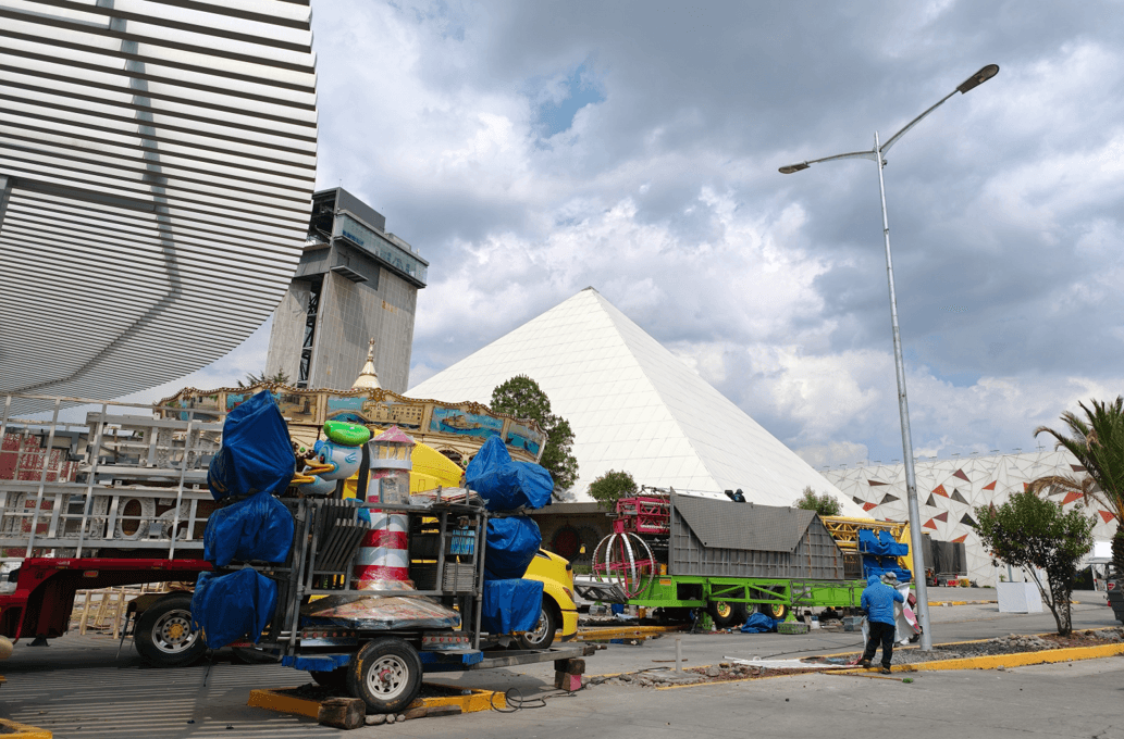 Adiós a los juegos mecánicos y estructuras de la Feria de Puebla.