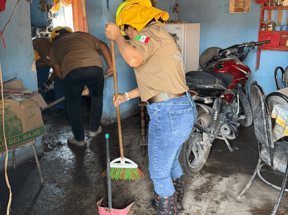 Gobierno del Estado de Puebla entrega apoyo a familias afectadas por la lluvia.