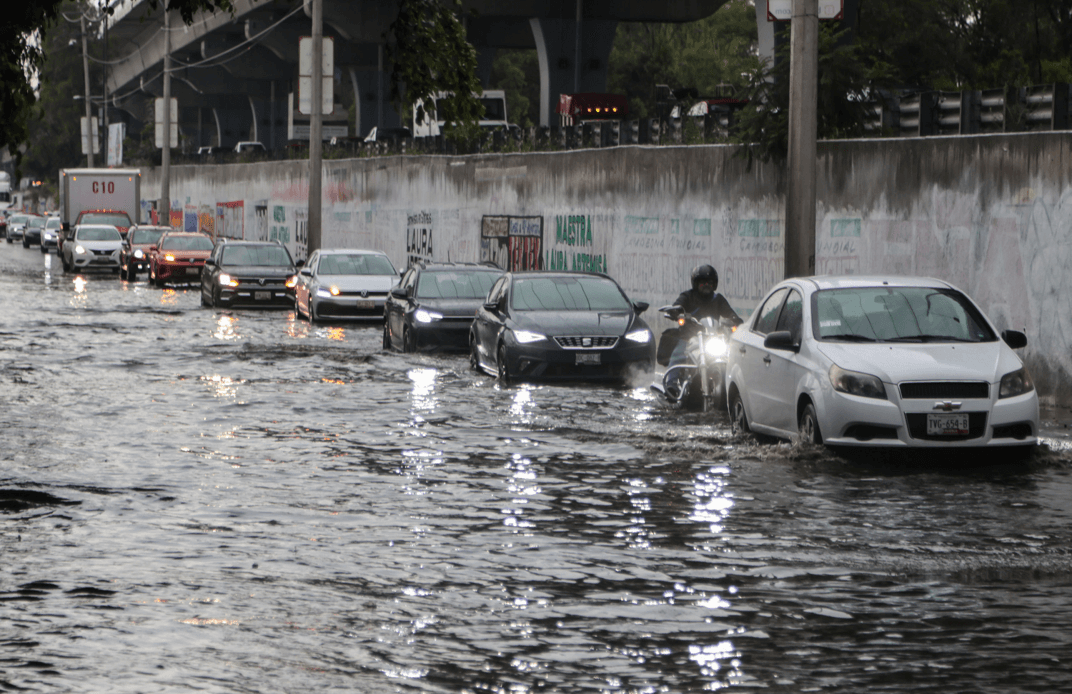 Así quedó inundada las laterales de la autopista México-Puebla.
