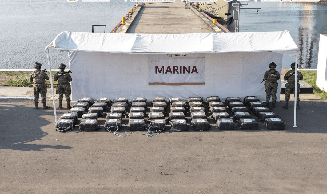 Marina asegura 1.5 toneladas de cocaína en aguas de Chiapas.