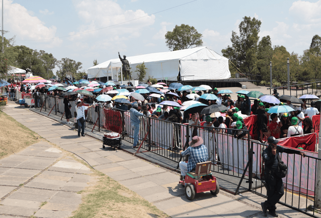 Largas filas en la Feria de Puebla para el concierto de Ozuna.