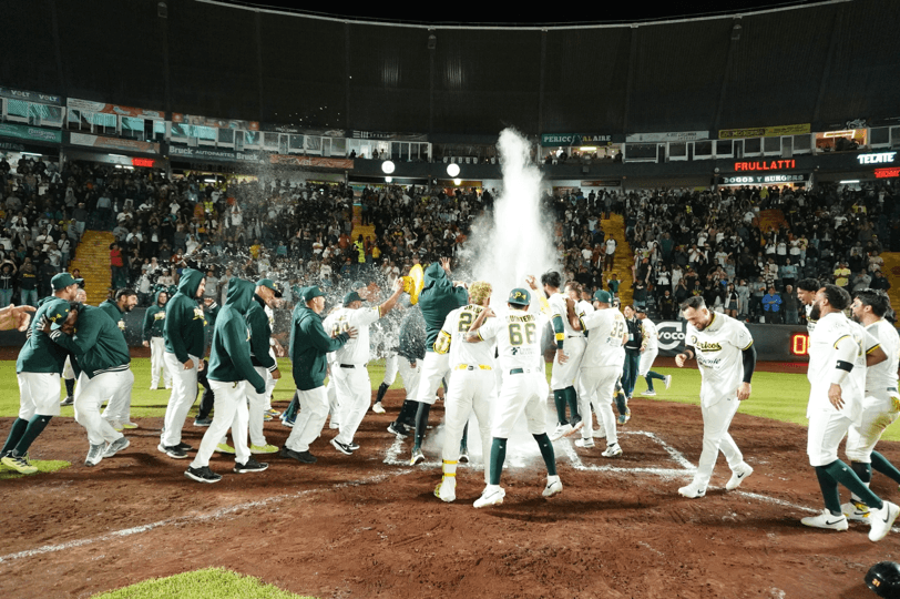 Moisés Gómez se viste de héroe y Pericos barre a León.