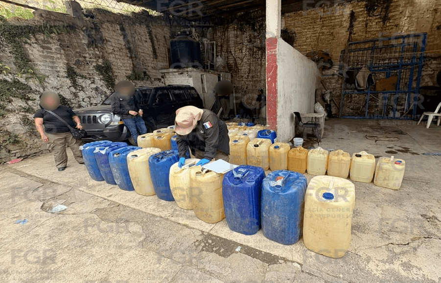 FGR asegura más de mil 900 litros de hidrocarburo en Huauchinango.