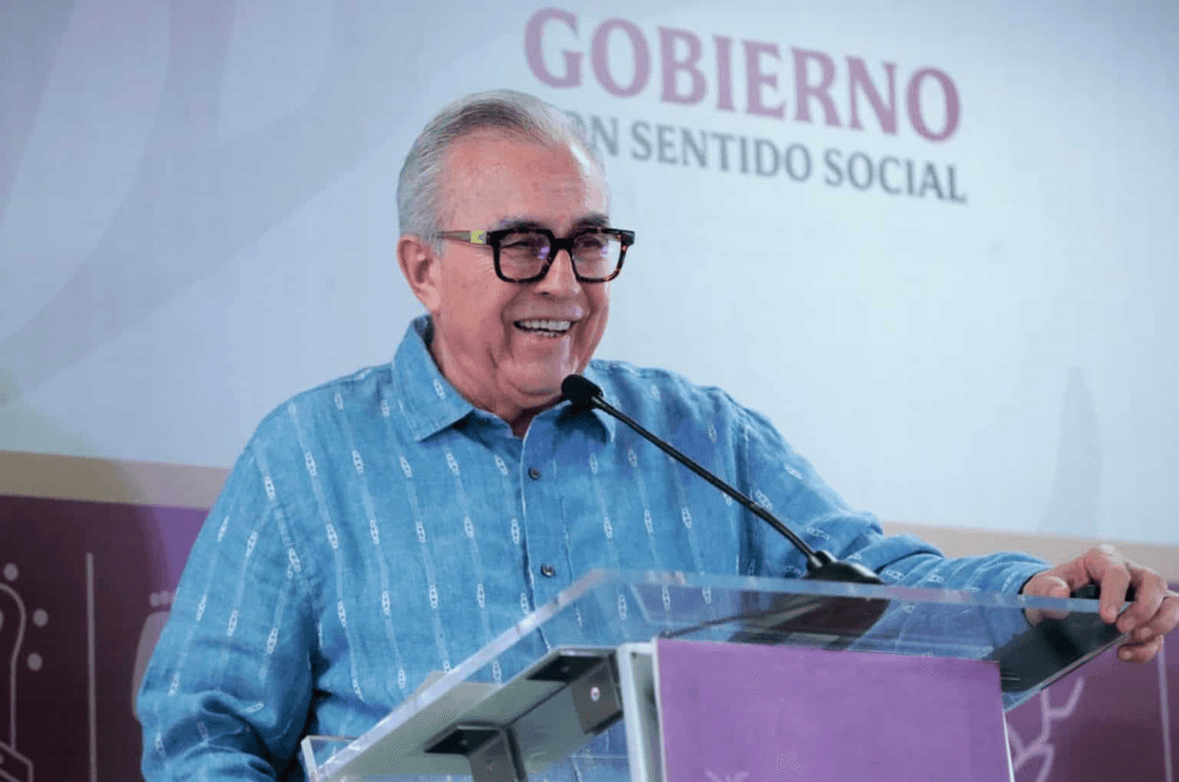 Gobernador con licencia, Rubén Rocha Moya, acude a las instalaciones de la FGR en Culiacán.
