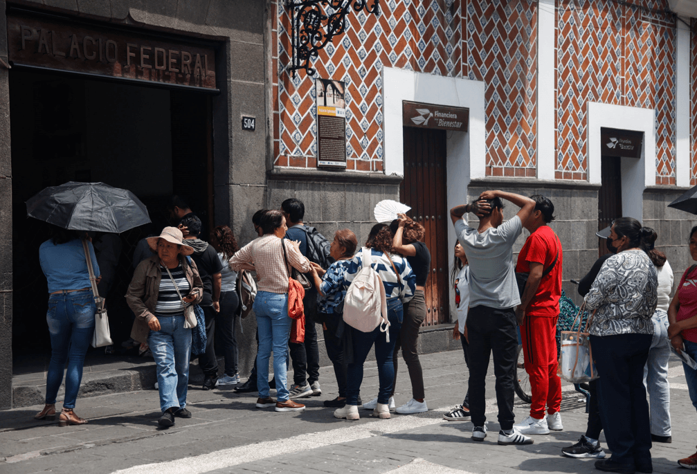 Gran afluencia de contribuyentes en oficinas del SAT en el Centro Histórico de Puebla.